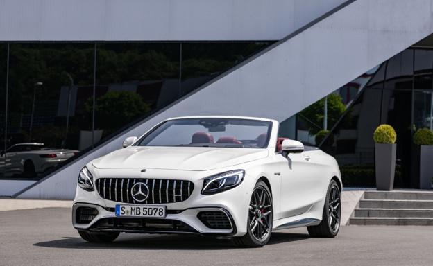 Los AMG Cabrio y Coupé se reconocen por la característica calandra Panamericana con barras cromadas verticales.