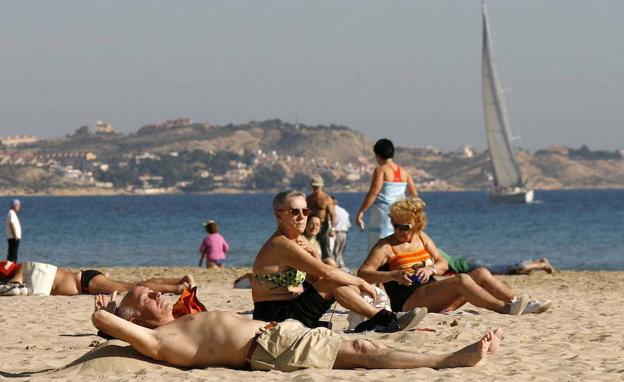 Turistas en la playa de Benidorm.