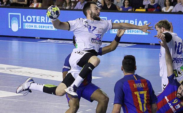 Lance de un partido entre Ademar y Barcelona./