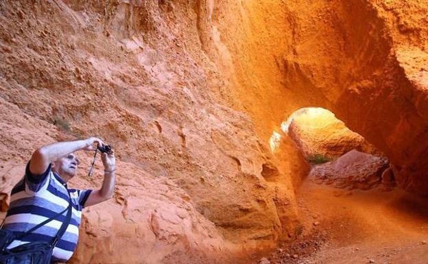 Un visitante en Las Médulas./