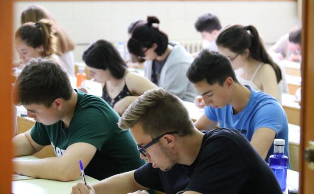 Alumnos durante las pruebas del mes de junio.
