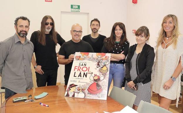 Miembros del jurado junto al cartel ganador.