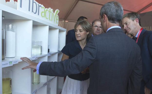 El presidente de la Junta de Castilla y León, Juan Vicente Herrera, y la ministra de Agricultura y Pesca, Alimentación y Medio Ambiente, Isabel García Tejerina, inauguran la planta de especialidades líquidas de la Azucarera.