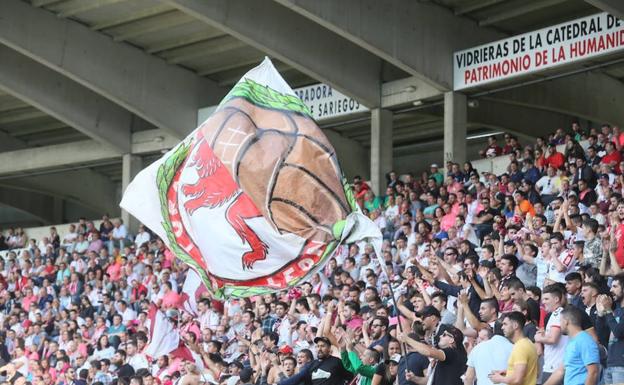 Imagen de la afición de la Cultural en el Reino de León./Gabriel Villamil