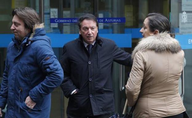 Cachero, en el centro, a su salida de los juzgados de Oviedo.