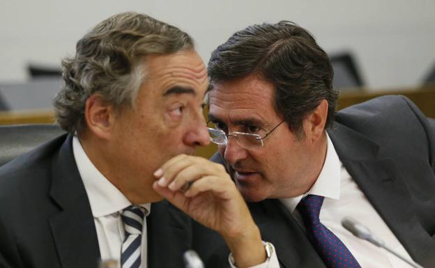 El presidente de CEOE, Juan Rosell, y el presidente de CEPYME, Antonio Garamendi./Efe