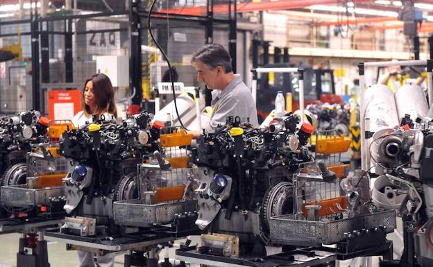 Trabajadores en la fábrica de Renault./