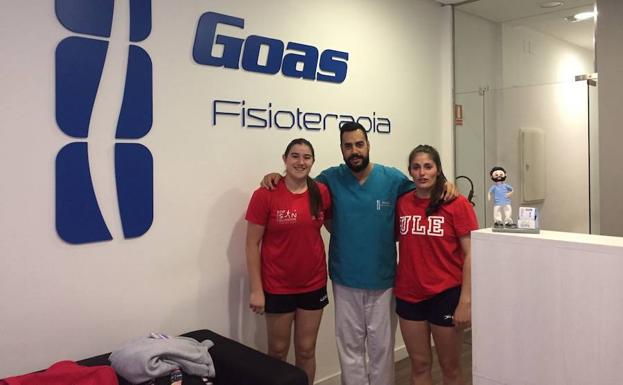 Goas Fisioterapia atendiendo a jugadoras del Cleba./
