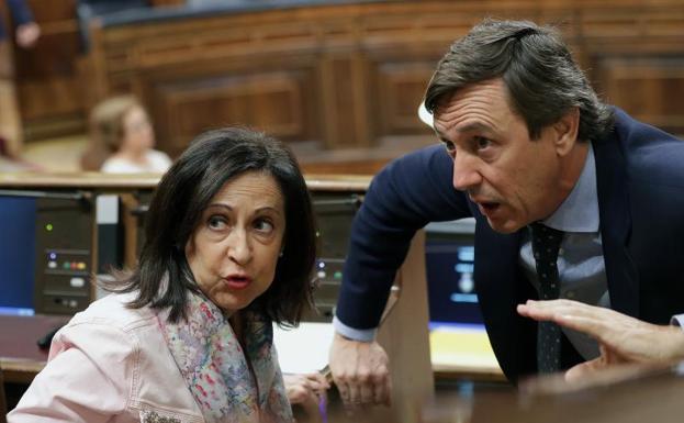 Margarita Robles y Rafael Hernando, portavoces del PSOE y el PP en el Congreso./Zipi (Efe)