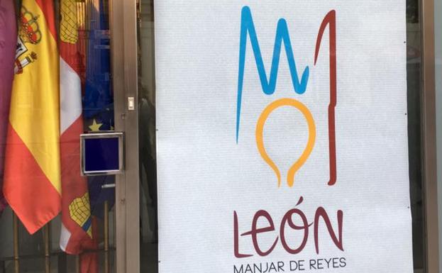 Logo de la candidatura expuesto en la facha del Ayuntamiento de Ordoño II./