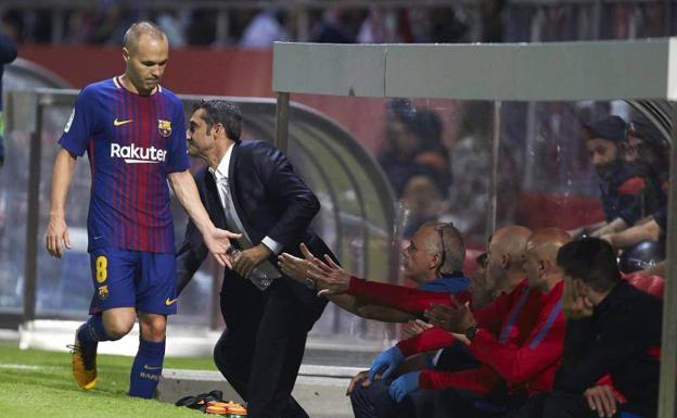 Andrés Iniesta saluda a Ernesto Valverde tras ser sustituido. /Reuters