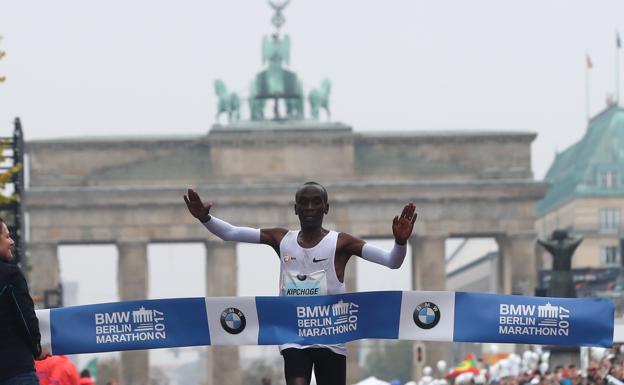 Kipchoge gana en la meta de Berlín./Reuters