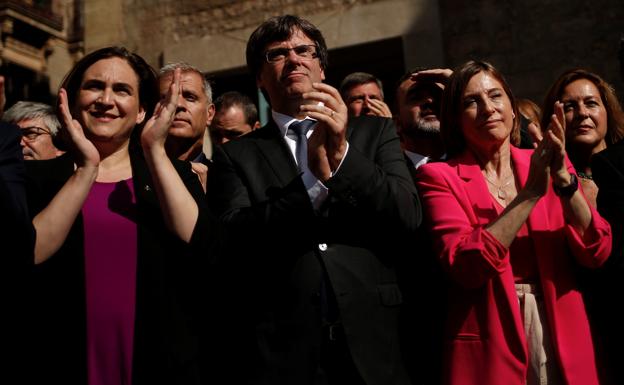 El presidente de la Generalitat, Carles Puigdemont (c.)./