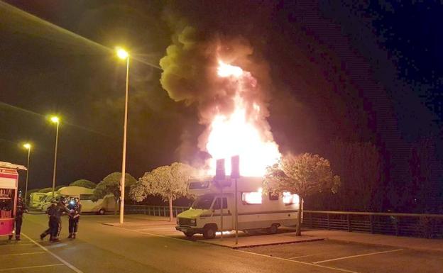 Una autocaravana en combustión en León capital./leonoticias