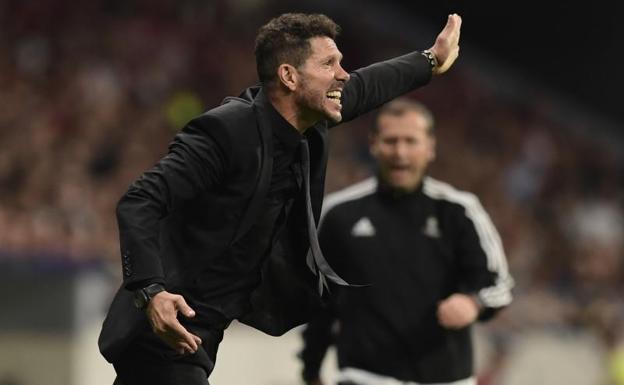 Simeone da indicaciones durante el partido ante el Chelsea. /Javier Soriano (Afp)