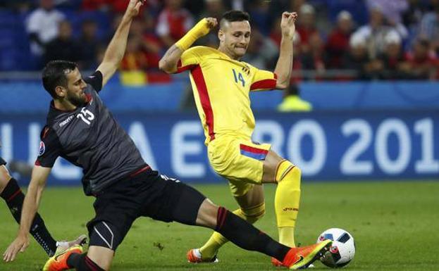 Florin Andone disputa un balón con la selección de Rumanía/Reuters