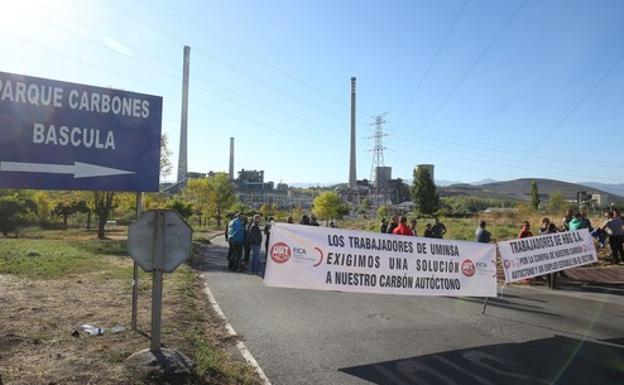 Los trabajadores de Uminsa y HBG durante una concentración ante la central térmica de Compostilla. /César Sánchez
