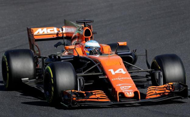 Fernando Alonso, al volante de su McLaren, en Suzuka. /Kiyoshi Ota (Afp)