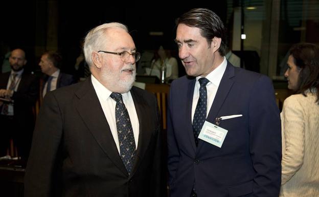 Arias Cañete junto al consejero de Fomento de Castilla y León./ICAL