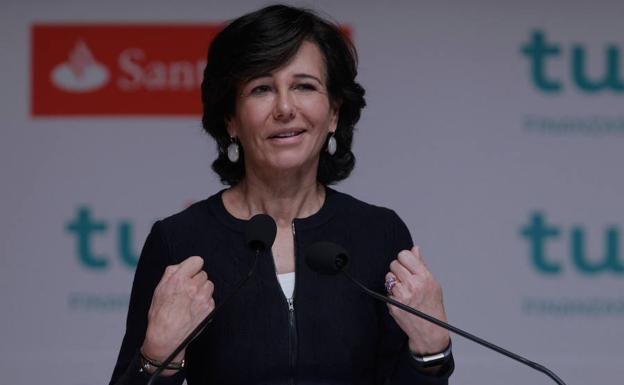 La presidenta de Banco Santander, Ana Botín, habla ante medios de comunicación. /Mario Guzmán (Efe)