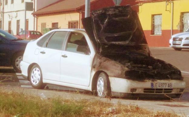 Vehículo calcinado tras sufrir el incendio. /