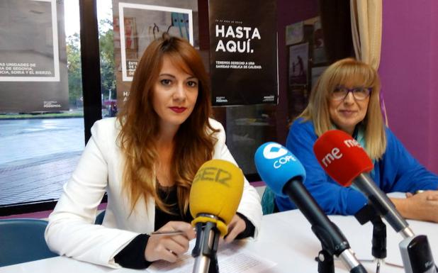 La procuradora de Podemos en las Cortes regionales, Lorena González (I), durantre su comparecencia en Ponferrada./C. Ra,mos