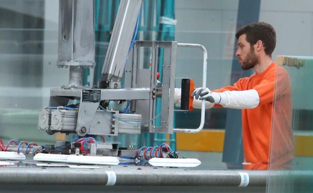 Un trabajador de Tvitec en la planta de producción en el Bierzo./César Sánchez