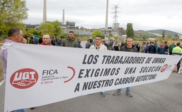 Los mineros de Uminsa y HBG concentrados a la entrada de la térmica de Compostilla./C. Sánchez
