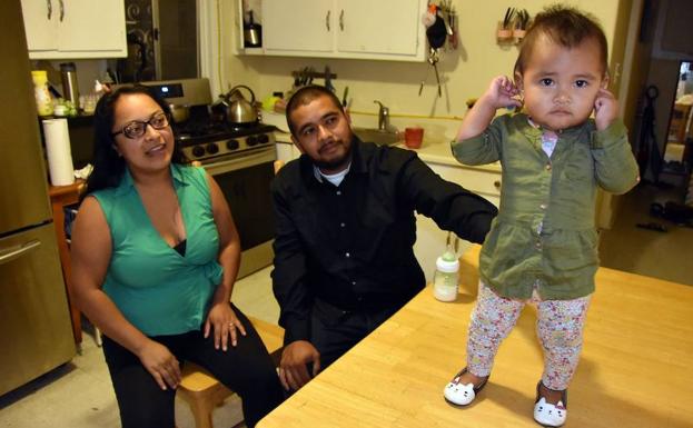 Una pareja beneficiaria del programa de Acción Diferida para Llegados en la infancia (DACA) posa con su hijo. /Iván Mejía (Efe)