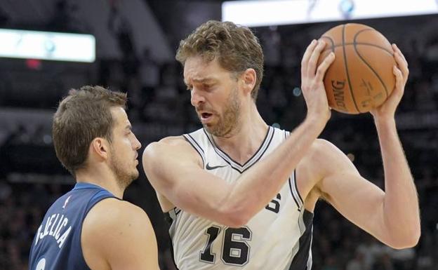 Pau Gasol, ante un defensa de los Timberwolves.