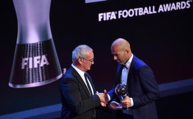 Zinedine Zidane recoge su premio de manos de Claudio Ranieri. /AFP