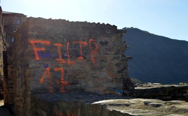 Imagen de la pintada en el Castillo de los Templarios de Ponferrada.