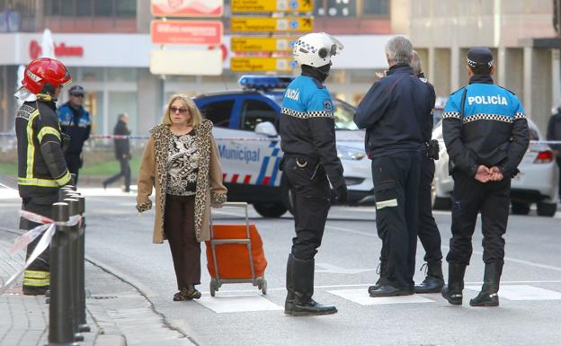 Los bomberos y la Policía Municipal acordonaron la zona afectada por el escape de gas./C. Sánchez