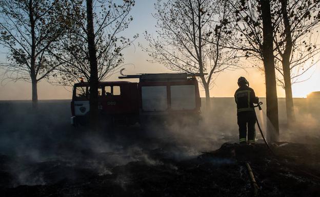 Extinción del incendio en Malillos./Luis Canal