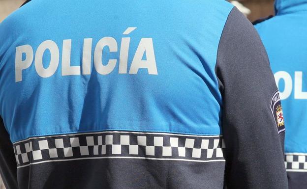 Un padre y un hijo se enzarzan en una pelea y terminan lanzando objetos por la ventana en El Crucero