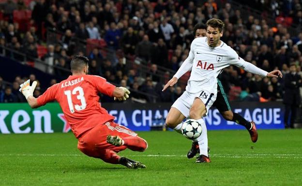 Fernando Llorente trata de superar la salida de Casilla. /Reuters