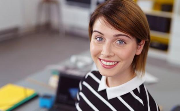 Una mujer sonriente./