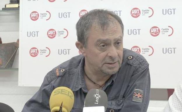 Enrique Reguero,secretario provincial de UGT, durante una comparecencia de prensa. /