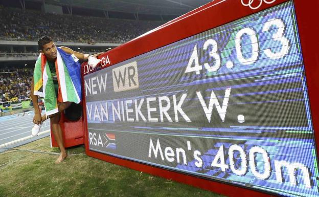 Wayde van Niekerk, posando con su récord del mundo en Río de Janeiro./Reuters