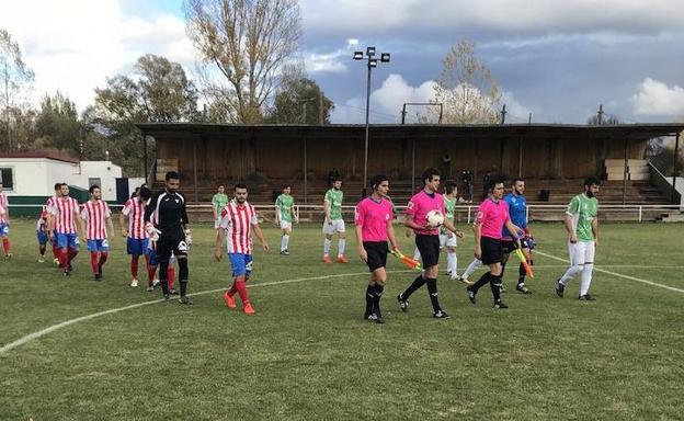 Salida de ambos equipos al terreno de juego./