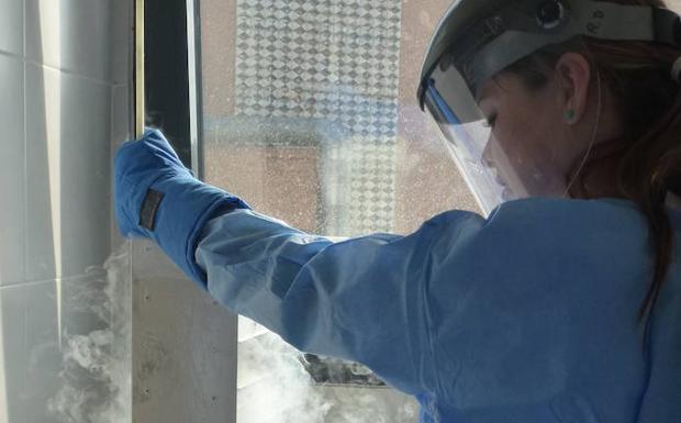 Una investigadora del ébola en un laboratorio. /Archivo