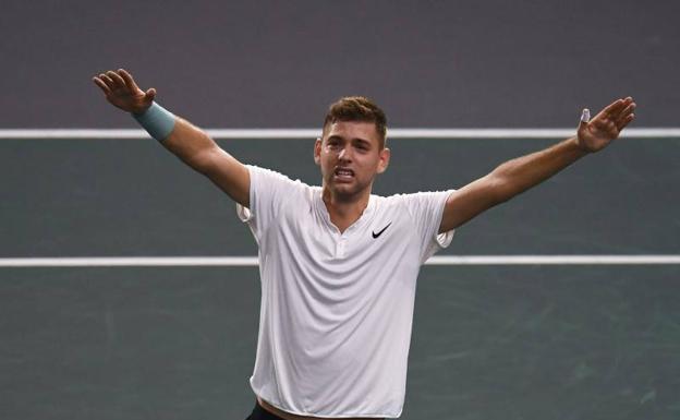 El serbio Filip Krajonovic celebra su sorprendente clasificación para la final en París-Bercy. /Afp