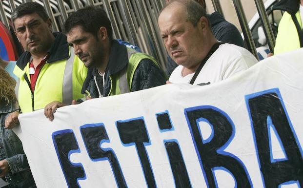 Profesionales de la estiba con una pancarta. /Kiko Delgado (Efe)