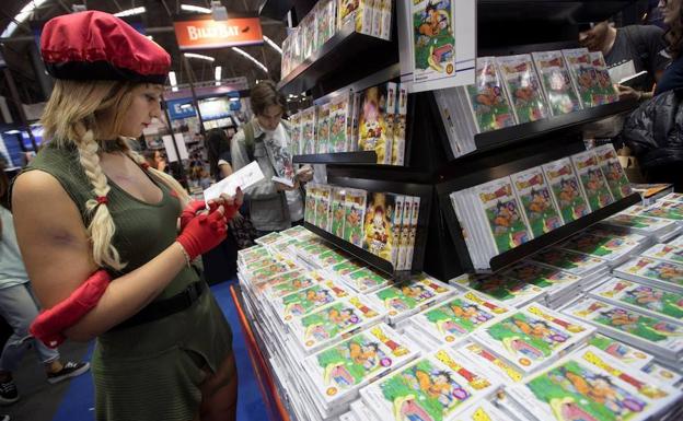 Una mujer lee un manga. /Marta Pérez (Efe)