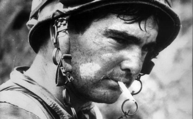 El soldado norteamericano Carl Line, fumando, durante la guerra de Vietnam. /Kent Potter