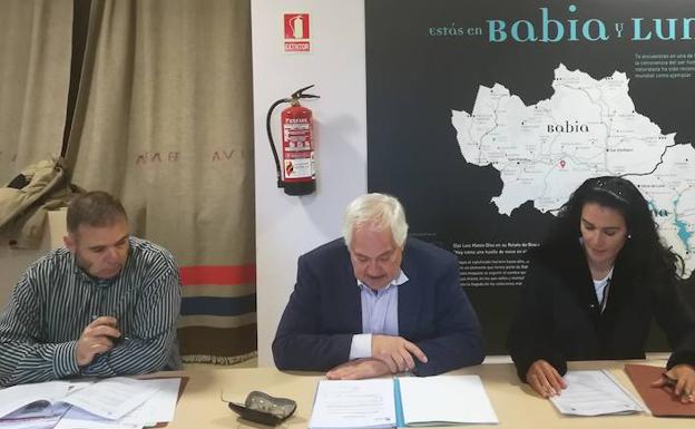 Guillermo García, en el centro, durante la reunión./