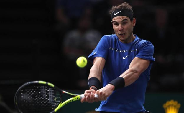Rafa Nadal golpea la bola. /Efe