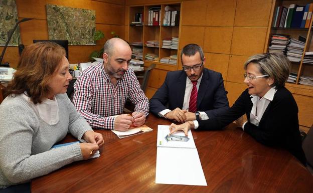 Las concejales de Urbanismo y Bienestar Social se reúnen con los responsables de la Once. /