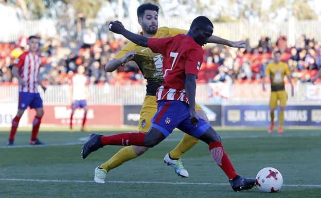 Andy trata de frenar a Salomon./Atleti Academia