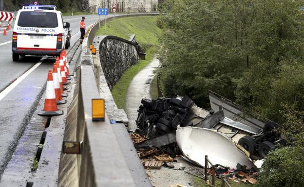Dos personas fallecieron y otras tres resultaron heridas en un accidente entre un turismo y un camión en la N-121 A, a la altura de Irún./Efe